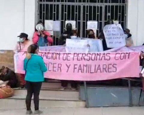 Cancer patients protest for care and ask for an audience with Arce