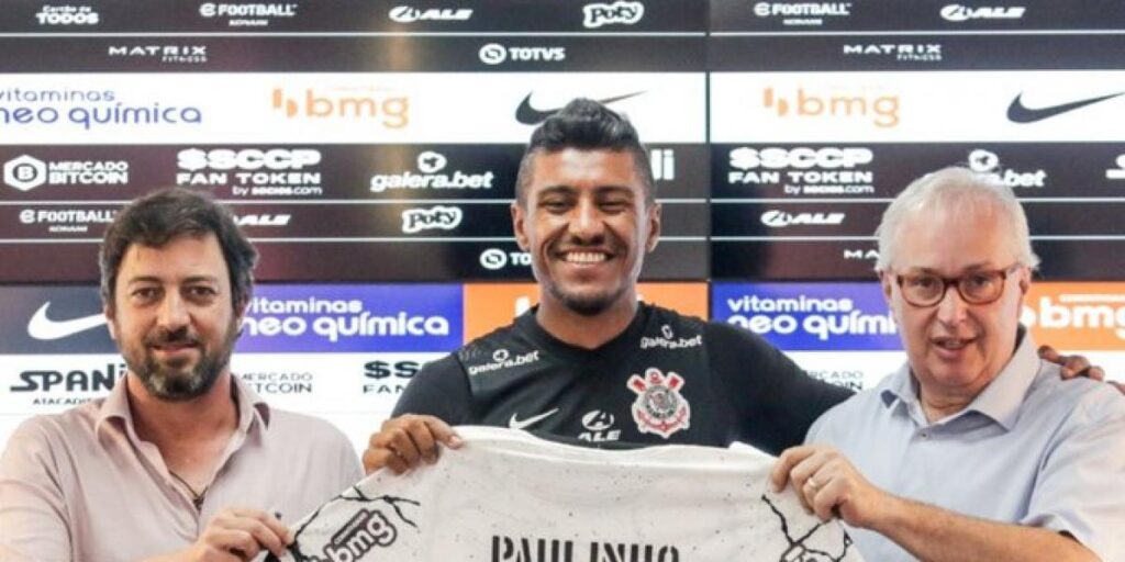 Corinthians presents former Barça player Paulinho