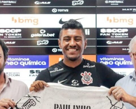 Corinthians presents former Barça player Paulinho