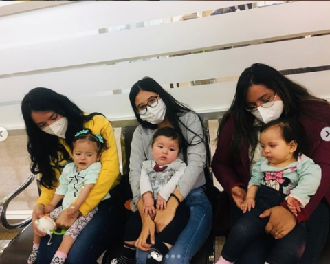 NIÑOS CON AME. Amberly, Derek e Ian (respectivamente) junto a sus madres durante un chequeo médico.