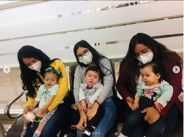 NIÑOS CON AME. Amberly, Derek e Ian (respectivamente) junto a sus madres durante un chequeo médico.