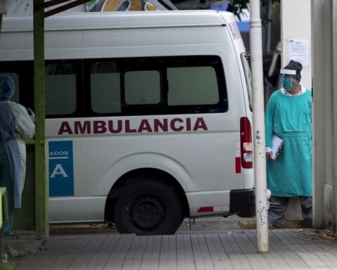 rebrote de covid-19 en Nicaragua, Una ambulancia entra a un hospital de Managua (Nicaragua). EFE/Jorge Torres/Archivo