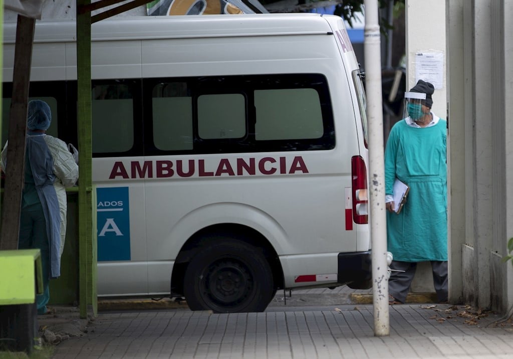 rebrote de covid-19 en Nicaragua, Una ambulancia entra a un hospital de Managua (Nicaragua). EFE/Jorge Torres/Archivo