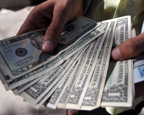 Dollar closed the week very close to 4,000 pesos