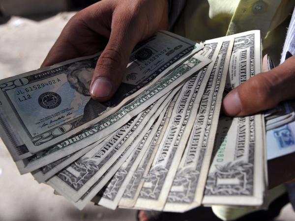 Dollar closed the week very close to 4,000 pesos