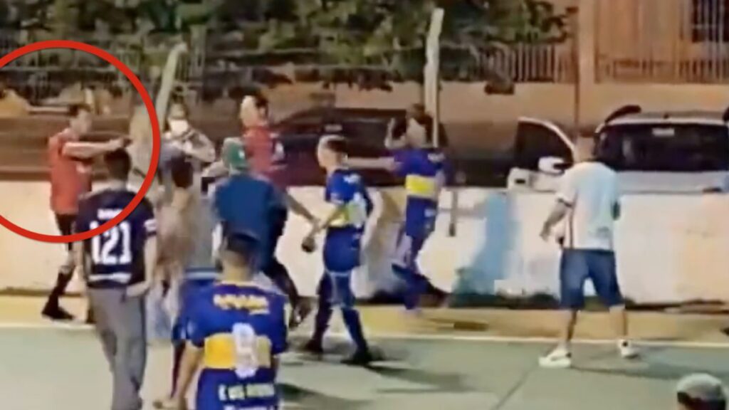 Embarrassment in Brazil: a referee attacks, draws a gun and points directly at several players