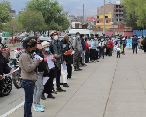 Entire families go to the Minsa and Essalud to get vaccinated against covid-19