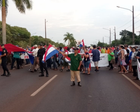 Former Itaipu workers demand payments