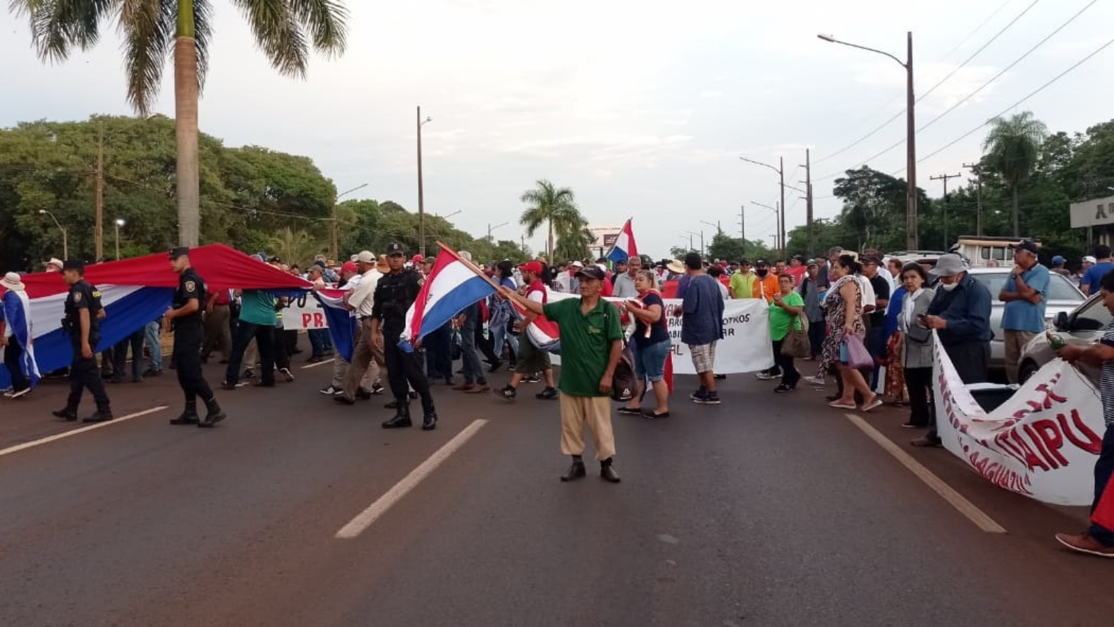 Former Itaipu workers demand payments