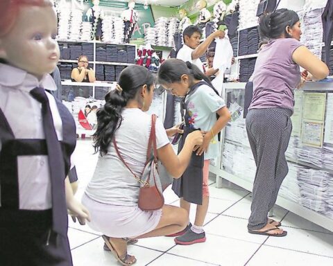 Gamarra gets ready for the school campaign