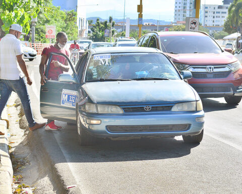 Government negotiates with carriers so that they do not raise passengers