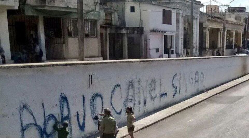 Great police deployment for a graffiti against Díaz-Canel in Santos Suárez