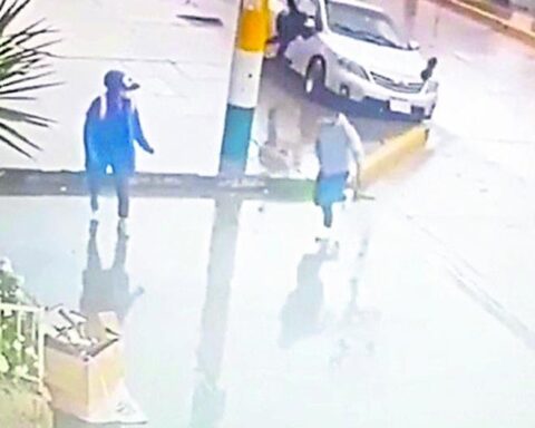 Huancayo: Security camera captures when a car gets on the sidewalk and runs over a passerby (VIDEO)