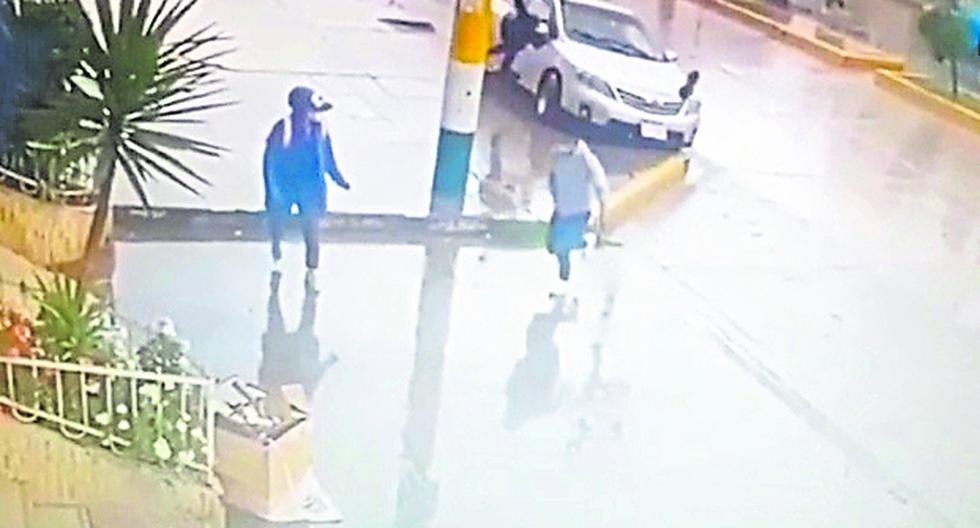 Huancayo: Security camera captures when a car gets on the sidewalk and runs over a passerby (VIDEO)