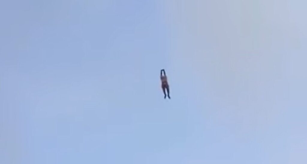 In video: Subject flew through the air when being dragged by a kite