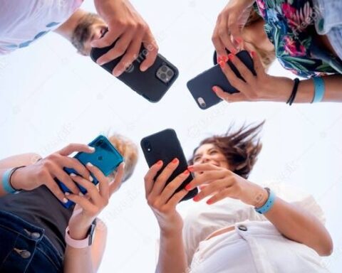 Indebted young people: 5 out of 10 buy cell phones after 2 months of working