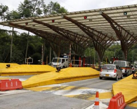 Is there a legal way to avoid paying tolls in Colombia?