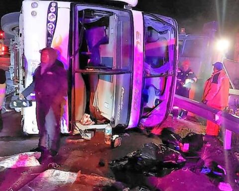 Lateral overturning of the El Dorado company bus leaves 14 injured and 9 dead