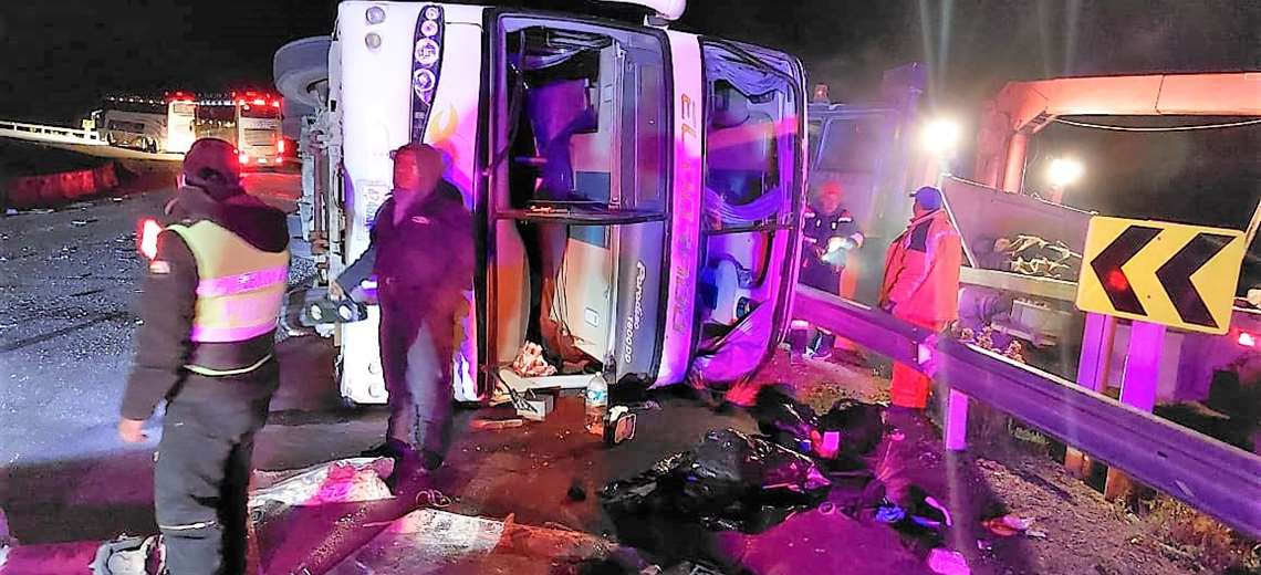 Lateral overturning of the El Dorado company bus leaves 14 injured and 9 dead