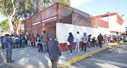 Long lines persist to perform the test in Mexico City