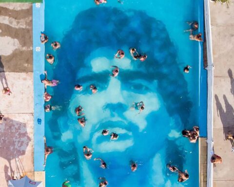 Vista aérea con el rostro de Maradona en el fondo de una piscina en el club Balneario 12, al lado de la playa de Mar del Plata, a 400 km de Buenos Aires.