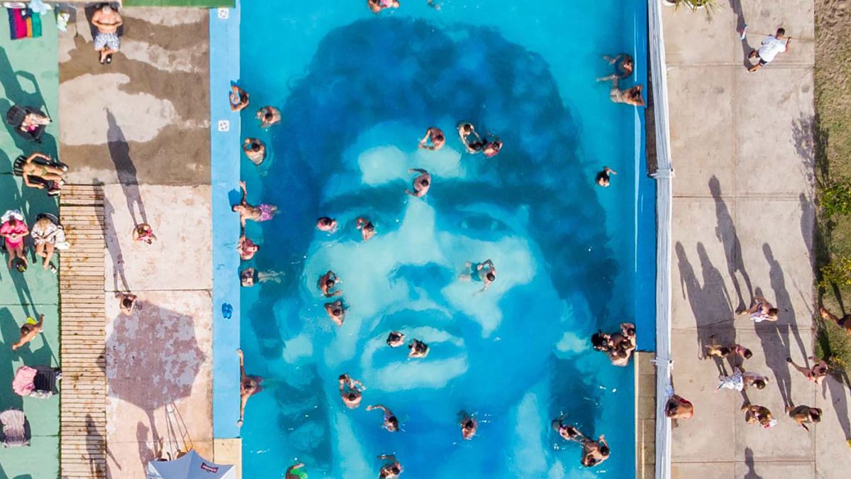 Vista aérea con el rostro de Maradona en el fondo de una piscina en el club Balneario 12, al lado de la playa de Mar del Plata, a 400 km de Buenos Aires.