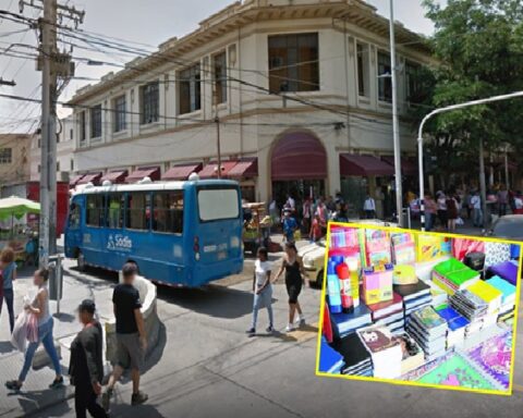 Merchants in the Center of Barranquilla waiting for the start of the school season