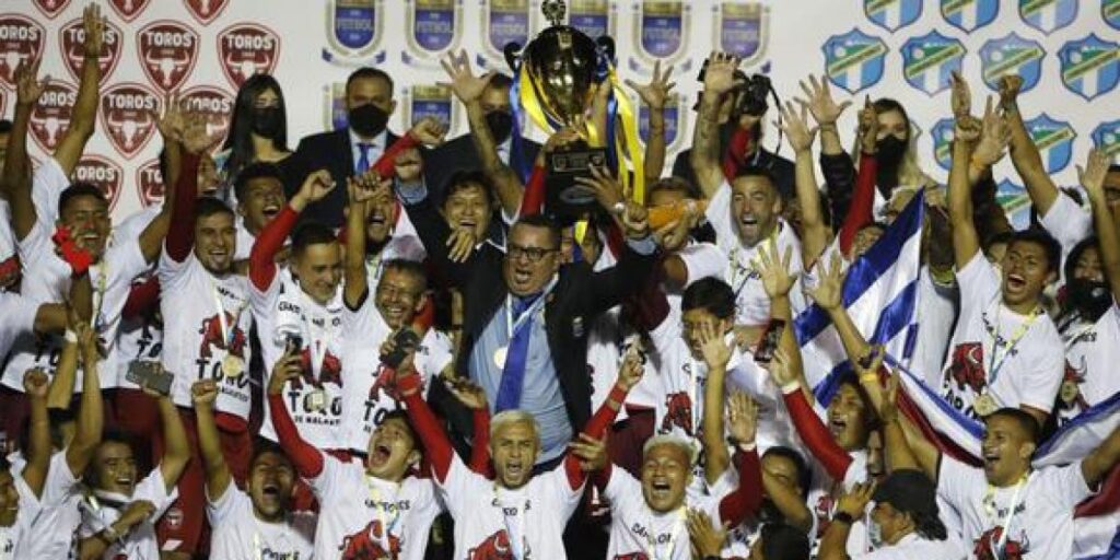 Mexican Roberto Hernández guides Malacateco to his first crown in Guatemala