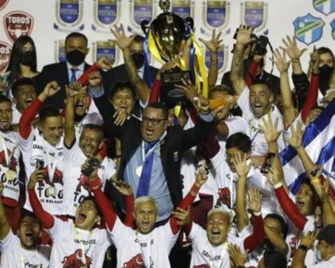 Mexican Roberto Hernández guides Malacateco to his first crown in Guatemala