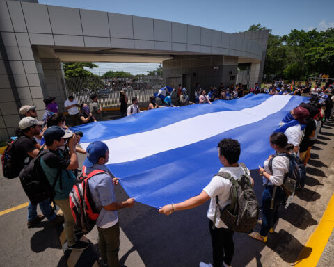 universitarios, campaña de calumnias, Estudiantes universitarios y excarcelados políticos realizaron un plantón en la UCA demandando el cumplimiento de acuerdos a la dictadura Ortega Murillo. Foto: Carlos Herrera