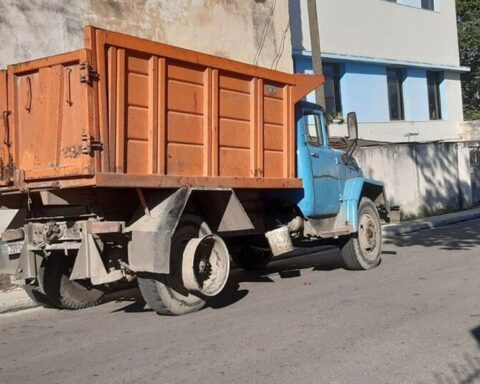 Not only the buses travel the streets of Havana with one wheel less