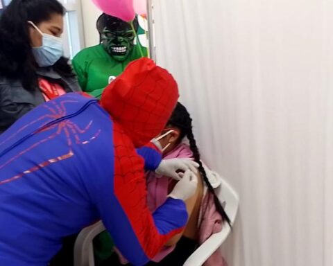 Nurses dressed as Spiderman and Hulk vaccinate children in Huancavelica (VIDEO)