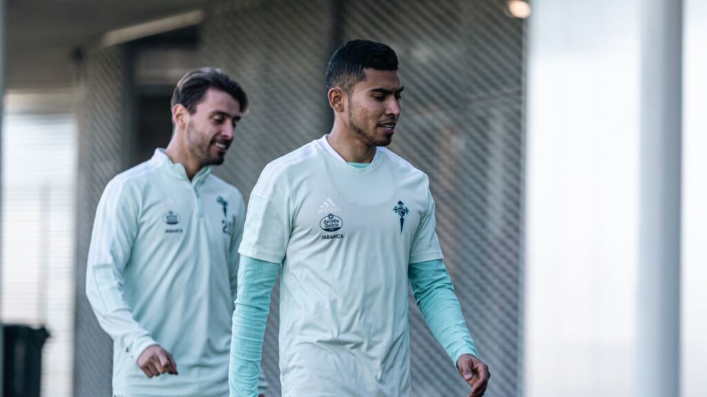 El internacional mexicano Orbelín Pineda, junto a Kevin Vázquez, durante el primer entrenamiento del futbolista azteca con el Celta.