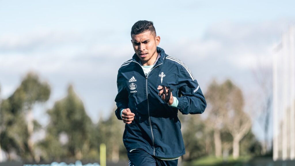 Orbelín Pineda corre en solitario en el campo de entrenamiento del Celta en la ciudad deportiva del club celeste.