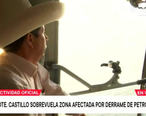 President Pedro Castillo flies over Ventanilla and other areas affected by oil spill