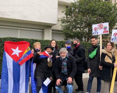 Protesters ask for respect for the "cuban sovereignty" before the Russian embassies in Madrid and Paris