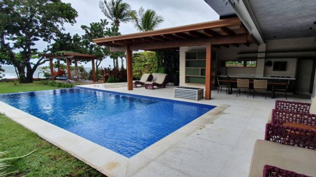 R$8,000,000: The three-time world surfing champion sells his mansion