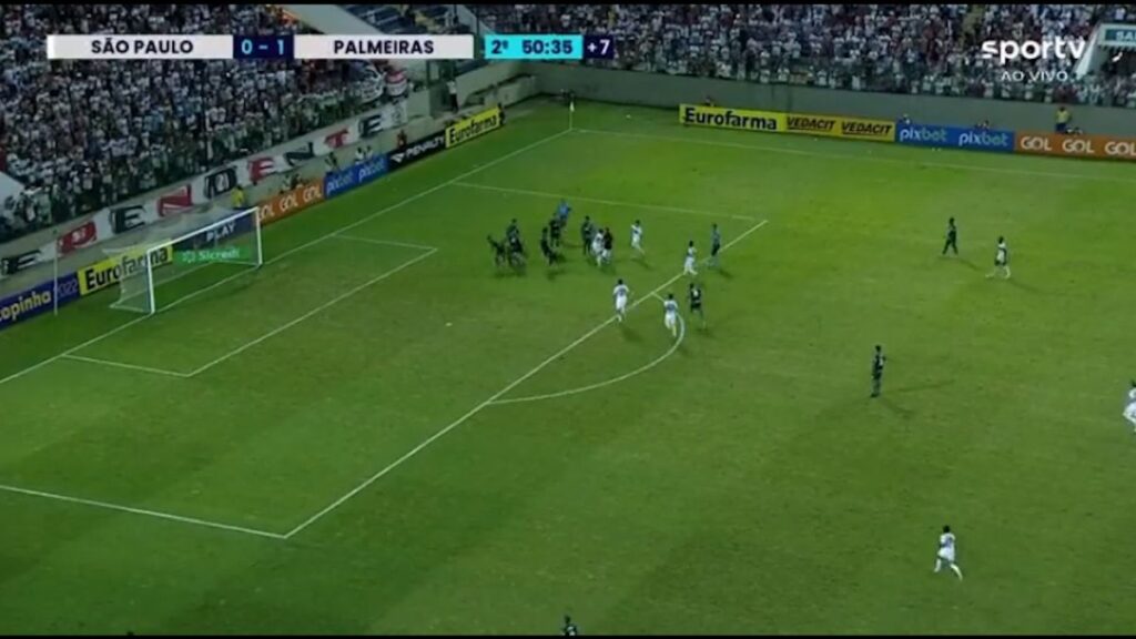 Scandal in Brazil: a Sao Paulo fan jumps onto the field with a knife to attack rivals