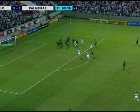 Scandal in Brazil: a Sao Paulo fan jumps onto the field with a knife to attack rivals