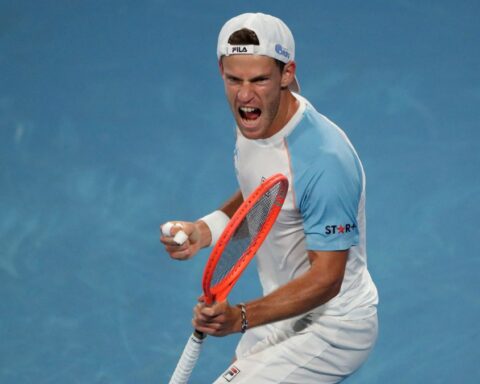 El tenista argentino Diego Schwartzman celebra un punto durante su partido ante Stefanos Tsitsipas en la eliminatoria entre Argentina y Grecia en la ATP Cup.