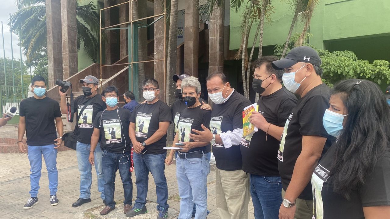 Sit-in in Santa Cruz: Journalists demand results from the Police in the Las Londras case