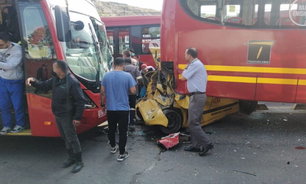 Spectacular accident leaves taxi crushed by TransMilenio bus