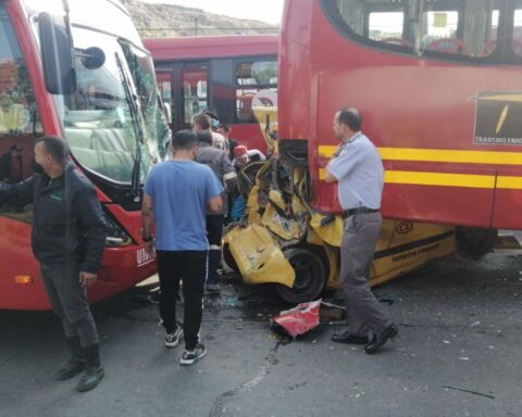 Spectacular accident leaves taxi crushed by TransMilenio bus