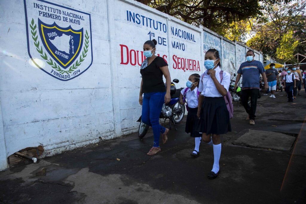 Students return to classrooms, despite the risk of a new outbreak of covid-19