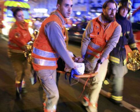 Surgeon tries to sell an X-ray of a wound in the Bataclan attack