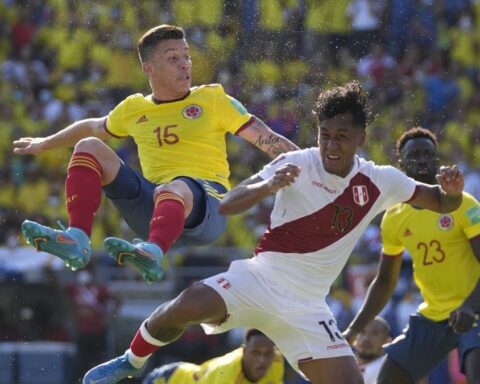 Renato Tapia y Matheus Uribe chocan durante el partido entre Colombia y Perú clasificatoria para el Mundial de Qatar 2022.