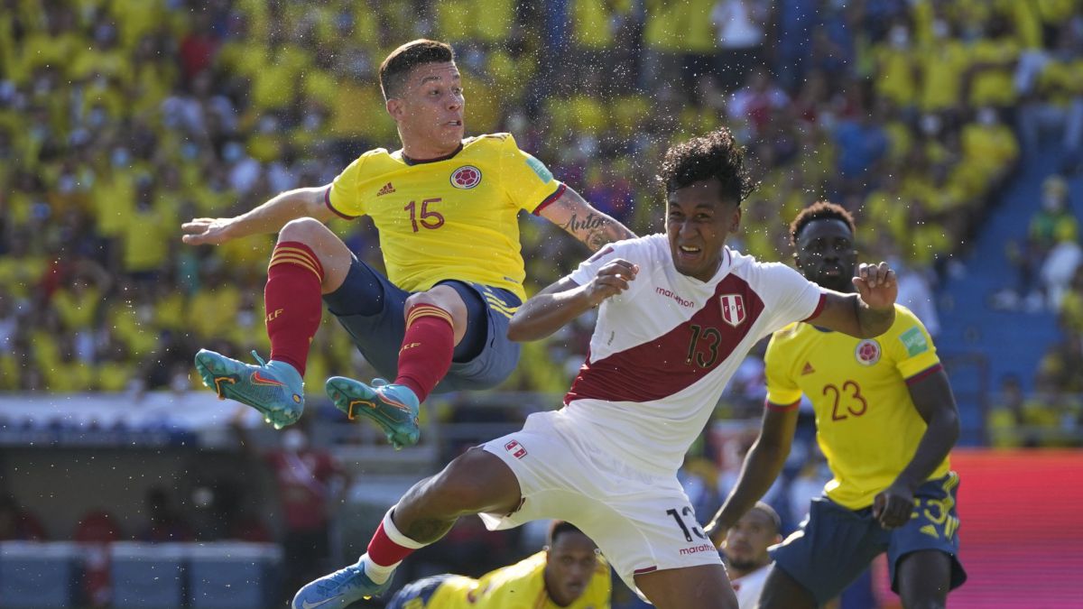 Renato Tapia y Matheus Uribe chocan durante el partido entre Colombia y Perú clasificatoria para el Mundial de Qatar 2022.