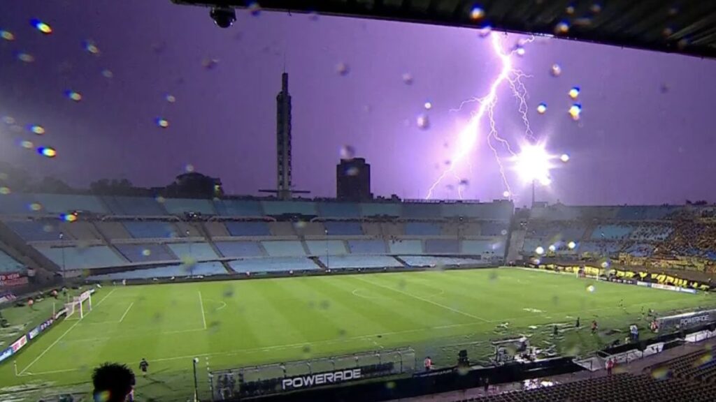 El Peñarol-Nacional se suspende por el tiempo