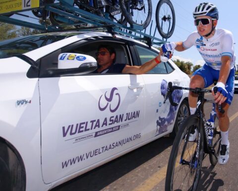 El ciclista belga Remco Evenepoel baja al coche durante una etapa de la Vuelta a San Juan 2020.