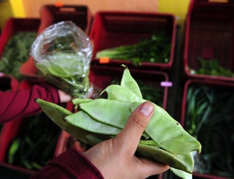 The ban on plastic packaging for fruits and vegetables is in force in France